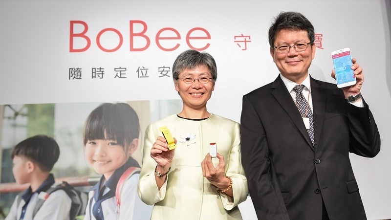 遠傳總經理李彬(左)指出BoBee守護寶年底可望以授權方式外銷。(圖：遠傳提供)
