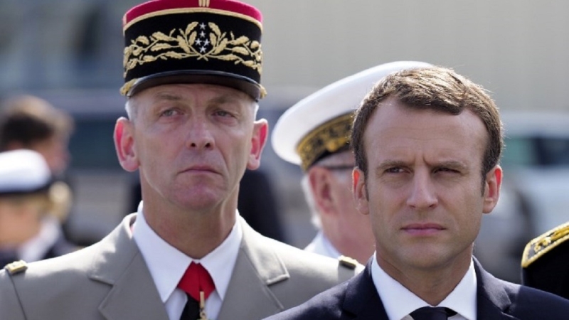 馬克宏(右)與新任三軍參謀長Francois Lecointre。(圖片來源：AFP)