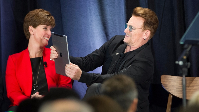 愛爾蘭樂團 U2 主唱 Bono 去年出席國際滅貧機構 ONE 活動時手持 iPad 。(AFP)