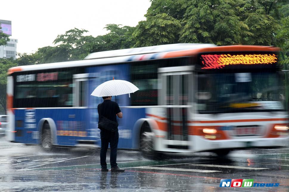 今(3)日台灣各地的天氣為多雲到晴，午後將有局部短暫雷陣雨，甚至是局部大雨發生的可能。（圖／NOWnews）