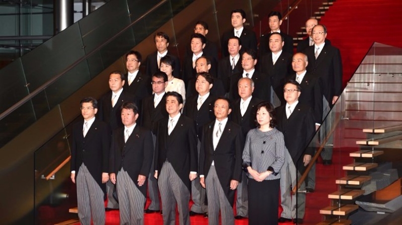 安倍內閣改組，撤換3/4閣員，19名閣員中，有14名新面孔。 (圖：AFP)