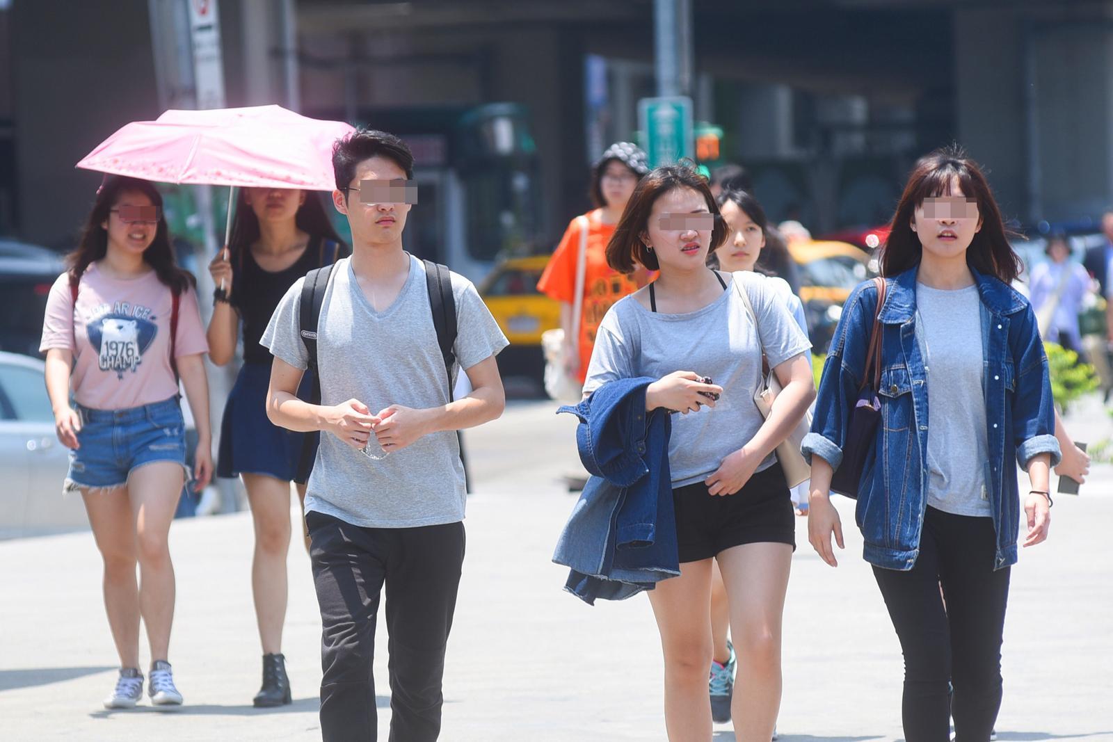 氣象局表示，明（9）日白天大台北、基隆地區有37度高溫發生機率，午後東北部、東部及各地山區都有局部短暫雷陣雨。（圖／NOWnews資料照）