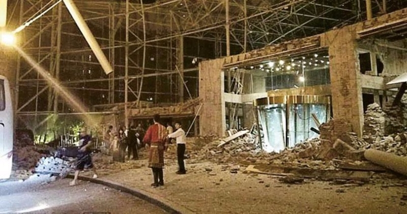 位於九寨溝景區附近的九寨天堂洲際大飯店在地震中損毀嚴重。(圖：香港明報)