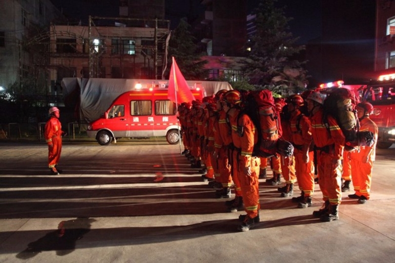 救災隊員整裝進入災區。  (圖：AFP)