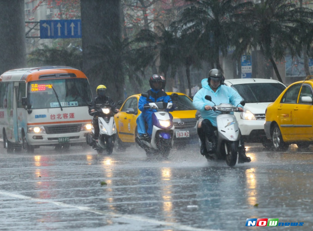 ▲西南風影響雨狂降，中南部5縣市大雨特報。（圖／NOWnews資料照）