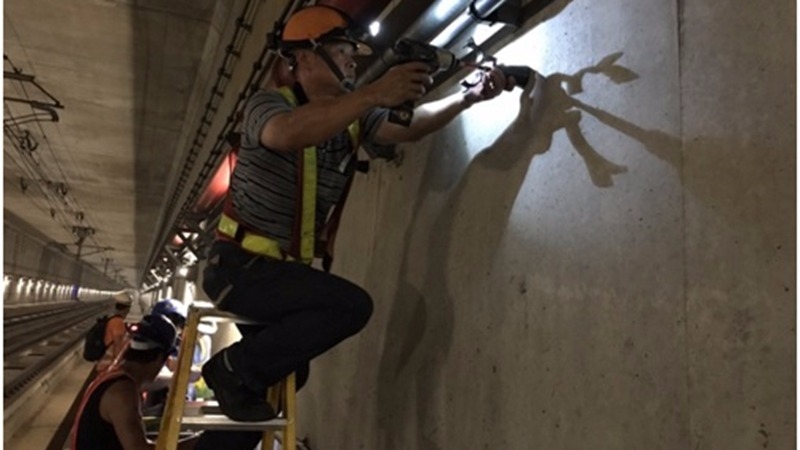 高鐵夜間隧道區間的洩波光纜夾具固定工程。(圖：NCC提供)
