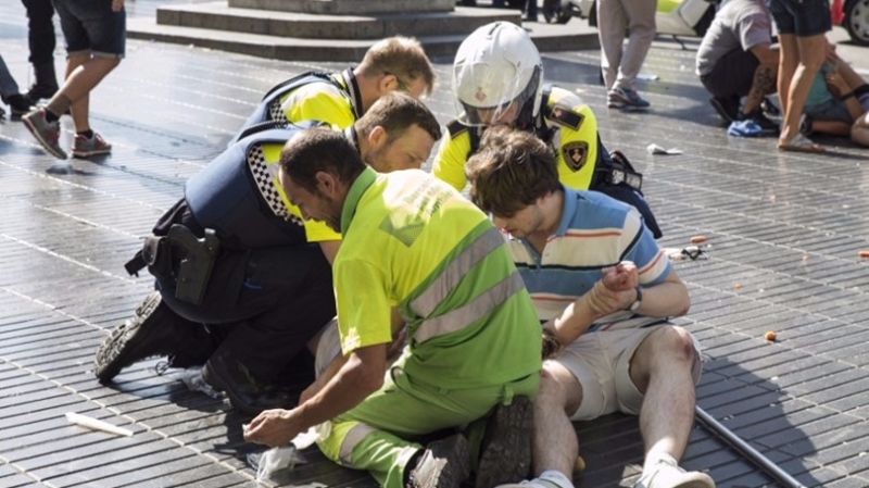 ISIS在巴塞隆納觀光區汽車撞人群，造成至少13人死亡，50多人受傷。 (圖：AFP)