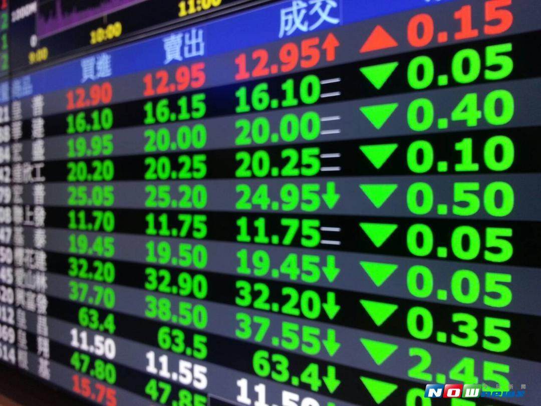 ▲台北股市 8 月 18 日開盤跌 44.54 點，加權股價指數以 10324.83 點開出，成交金額新台幣 17.34 億元，隨後大跌百點。（圖／NOWnews 資料照片）