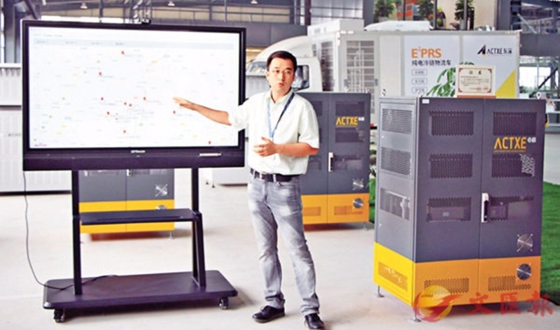 東深公司銷售經理姜若岱介紹UPS功能。 圖片來源：香港文匯報
