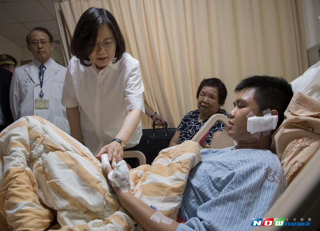總統蔡英文赴台大醫院探視被砍傷的周姓憲兵。（圖／總統府提供, 2017.08.18）