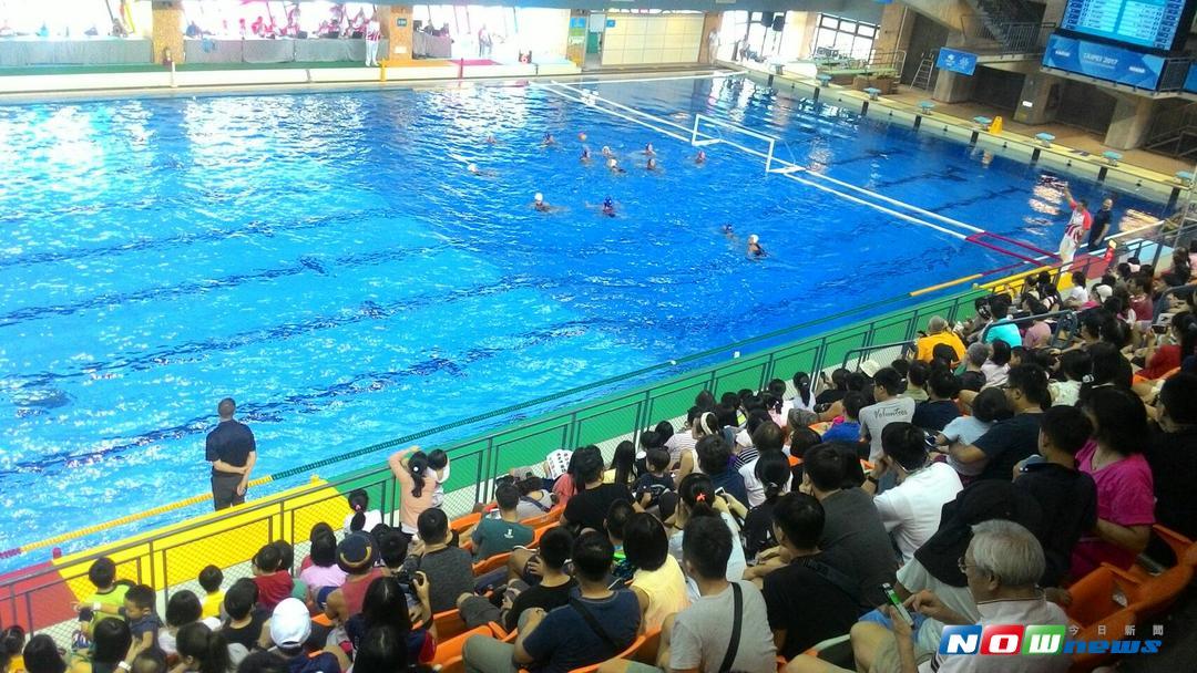 松山運動中心游泳館，現場坐滿來看水球賽事的球迷。（圖／黃建霖攝）
