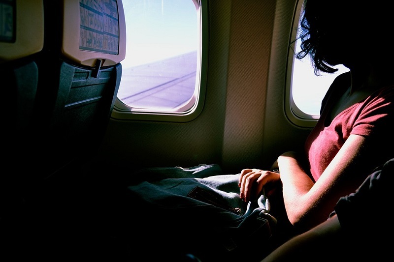 飛機上的座椅扶手其實都有許多細菌。（圖／翻攝自Pixabay網站）