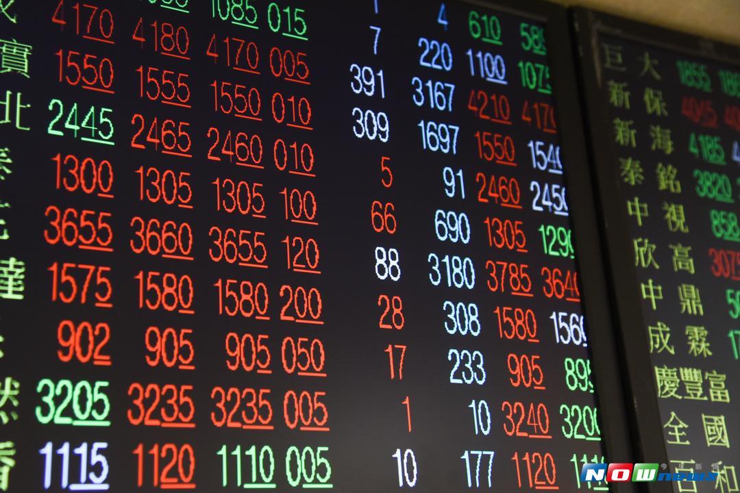 ▲台股 8 月 21 日開盤跌 5.24 點，加權股價指數以 10316.09 點開出。（圖／NOWnews 資料照片）