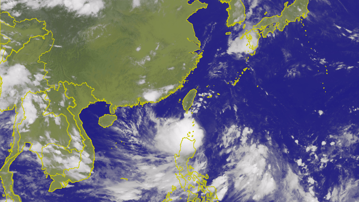 輕颱天鴿晚間19點30分位於台灣正下方，（圖／翻攝自中央氣象局官網）