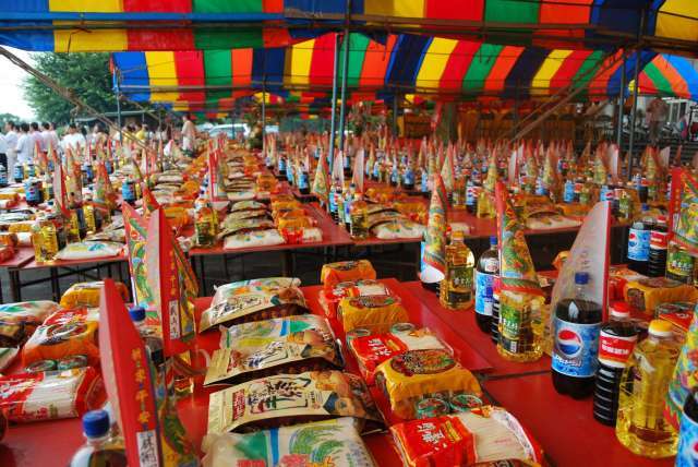 每年農曆七月都會舉辦「中元普渡」祭拜好兄弟。（圖／NOWnews資料照）