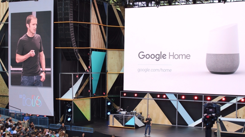 Google 產品管理副總 Mario Queiroz 去年在年度開發者大會展示虛擬助理裝置 Google Home 。(AFP)