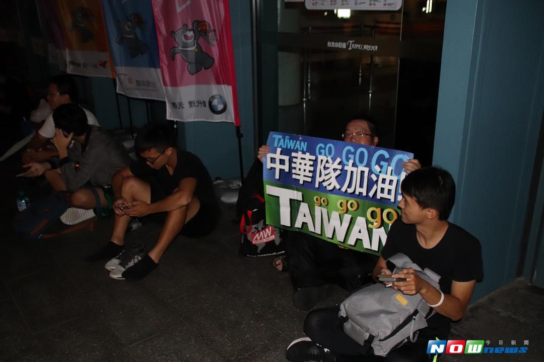 有球迷前一晚便至台北小巨蛋外排隊，為求進場觀看籃球中韓大戰。（圖／記者林志儒攝 , 2017.08.24）