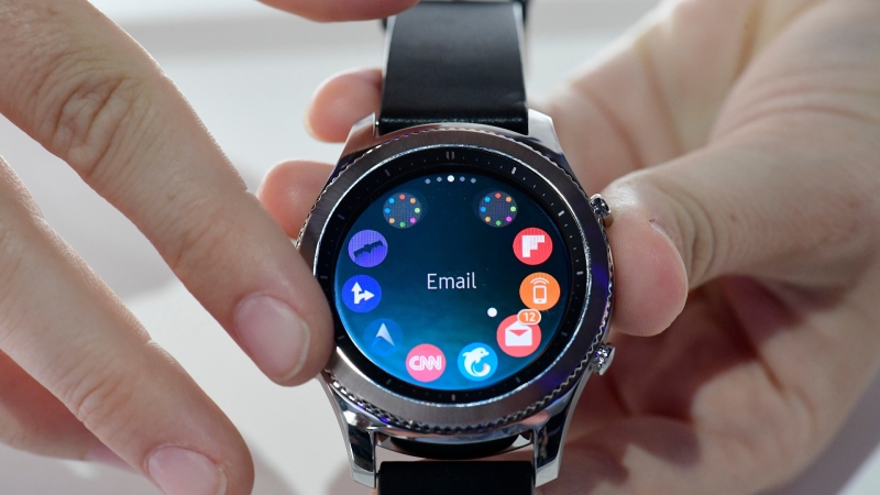 三星去年 8 月底推出 Gear S3 智慧手錶。(AFP)