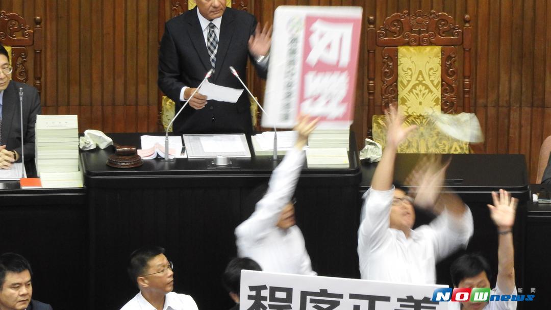 ▲民進黨立委用手板保護立法院長蘇嘉全。（圖／記者戴祺修攝,2017.08.25）