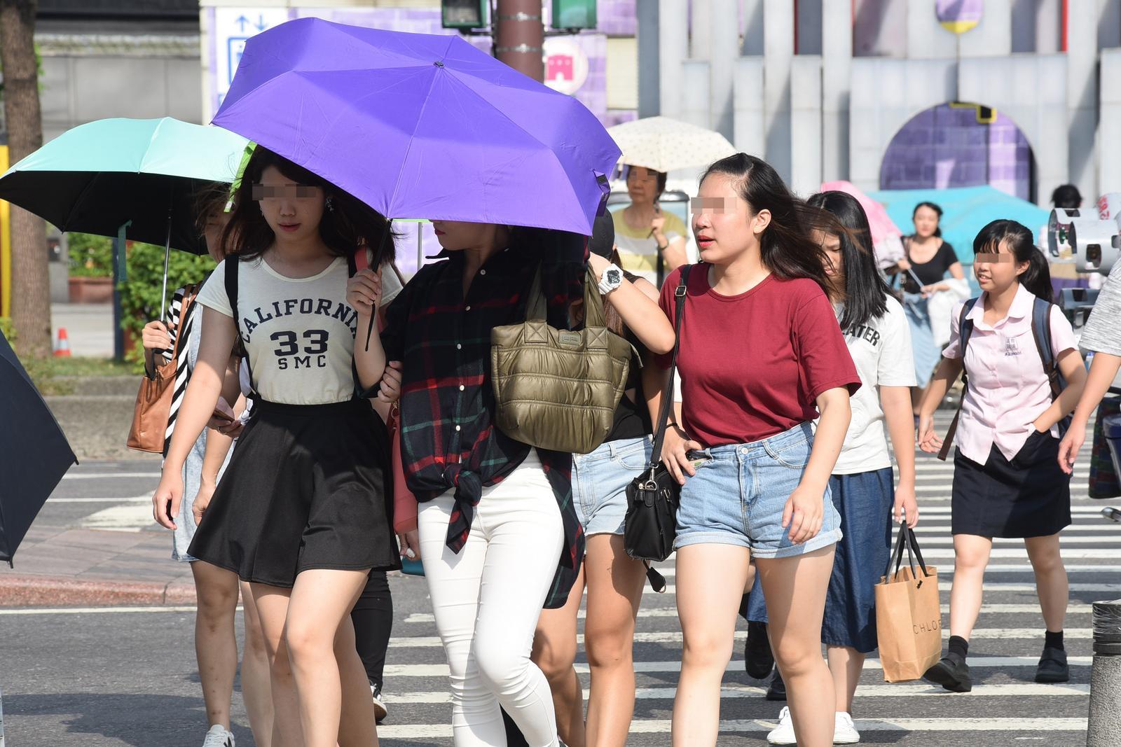 ▲明（26）日受颱風外圍雲系影響，部分地區有局部雨勢，其他地區則為多雲至晴、午後陣雨。（圖／NOWnews資料照）