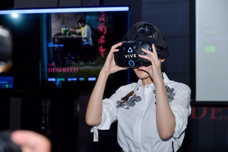 女主角尹馨也一同試看，Photo Credit: HTC 提供