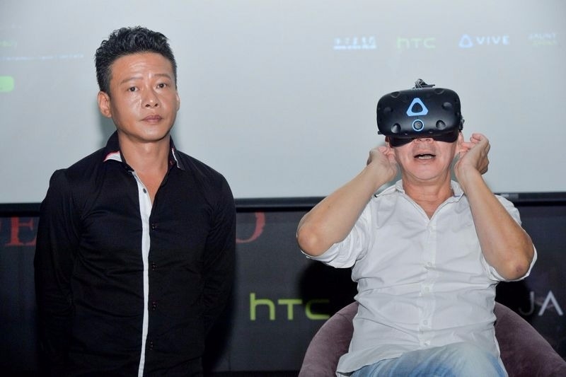 蔡明亮與李康生一同試看，Photo Credit: HTC 提供