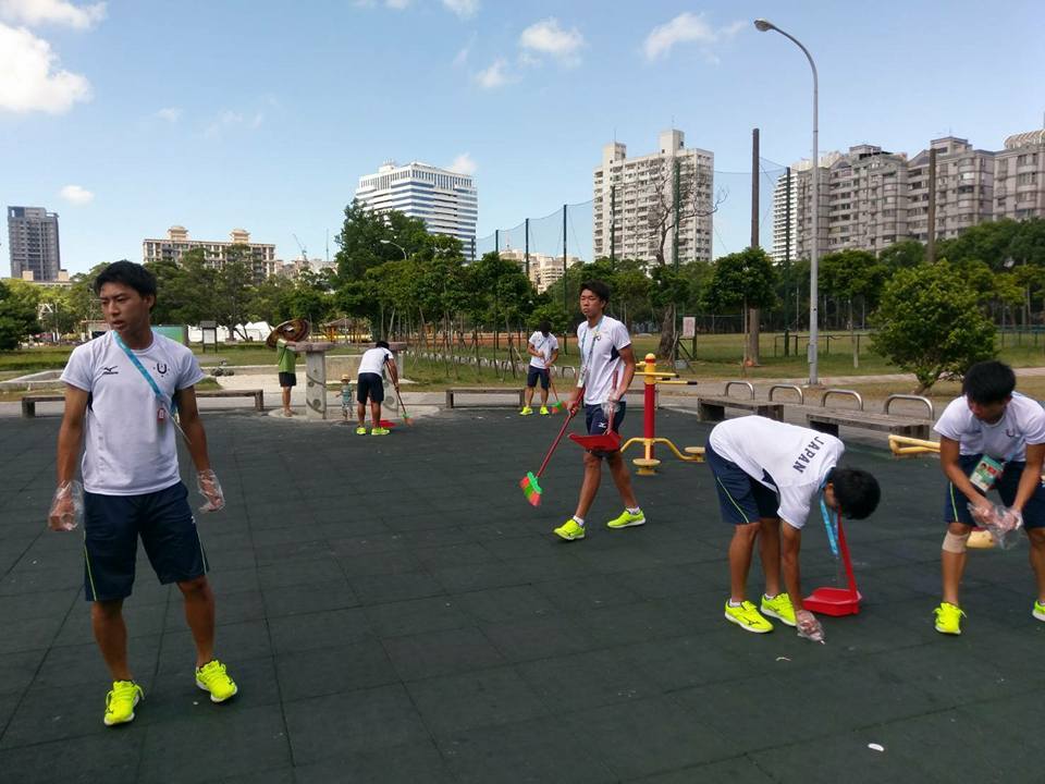 ▲世大運日本男足隊幫忙打掃，背後原因曝光超暖心。（圖／翻攝自林口大家庭）
