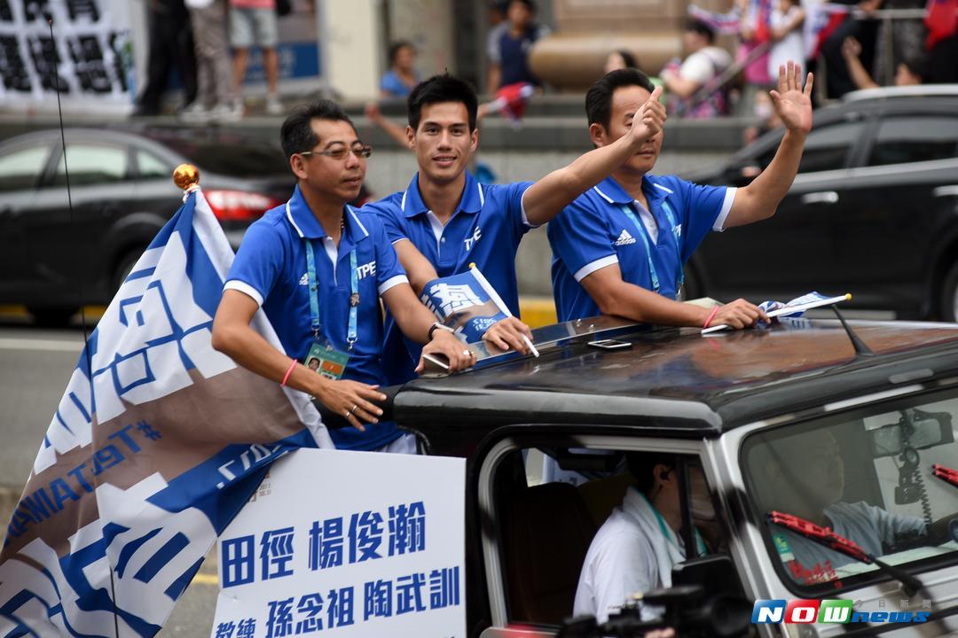 ▲台灣英雄大遊行，民眾熱情迎接經過的田徑選手楊俊瀚及教練。（圖／記者陳明安攝，2017.08.31）