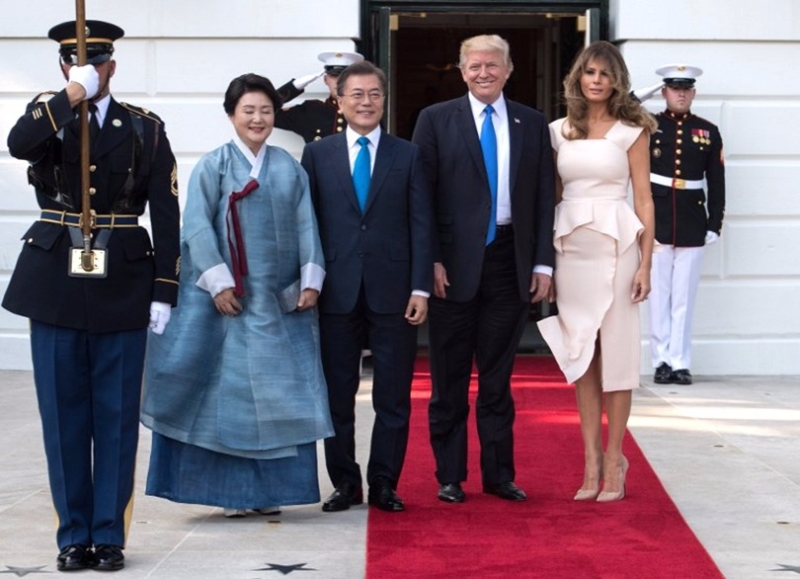 川普與夫人梅拉尼婭6月底在白宮歡迎到訪的文在寅夫婦。 (圖:AFP)