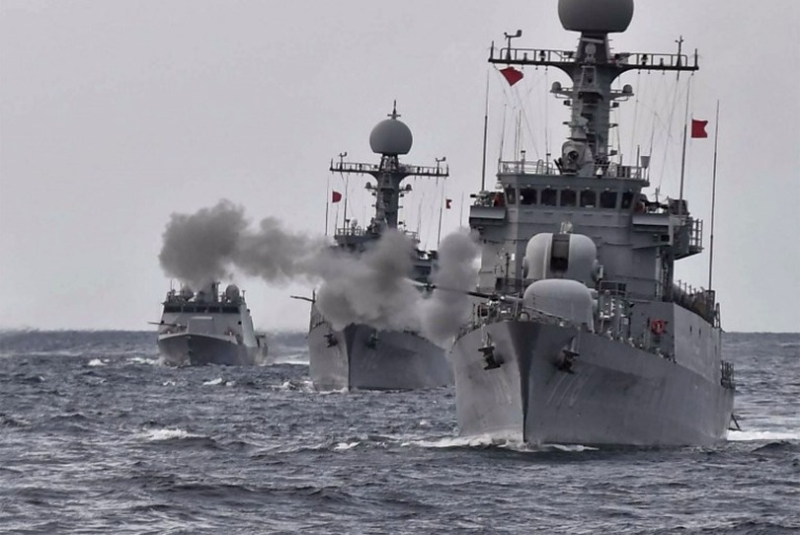南韓海軍周二在東海軍演,一艘軍艦發射實彈。 (圖:AFP)
