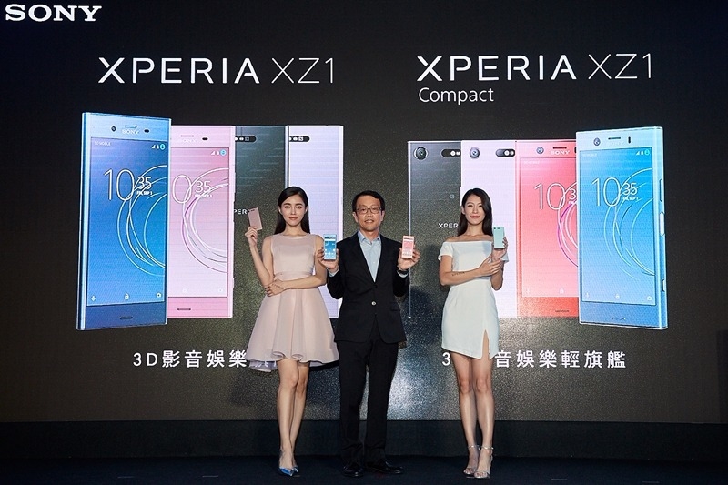 Sony Mobile台灣區總經理林志遠(中)宣布旗艦機Xperia XZ1登台。(圖：Sony 提供)