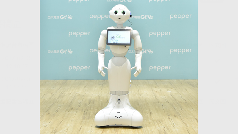 Pepper機器人在亞太電展位擔任迎賓大使。(圖：亞太電提供)