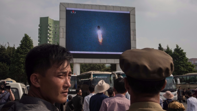 平壤市區電視牆播放北韓政府試射飛彈畫面。(AFP)