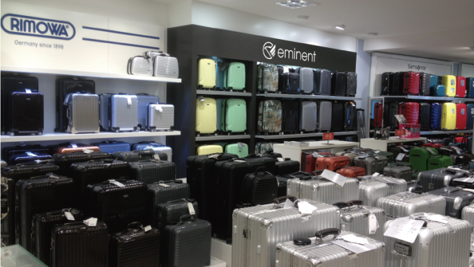 在德國最大百貨通路上，台灣的行李箱品牌與德國品牌RIMOWA並列(來源．萬國通路提供)