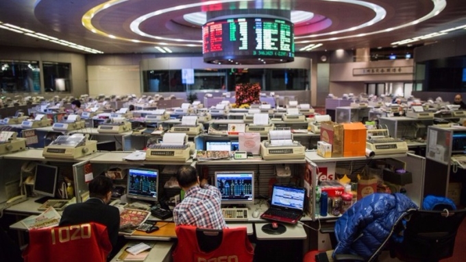 前香港金管會總裁任志剛建議,除港元外,港股可用人民幣交易結算。 (圖:AFP)