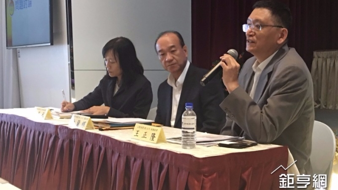 山隆今(15)日舉行法說會,中為總經理俞蘭輝、右為副總經理王正隆。(鉅亨網記者林薏茹攝)