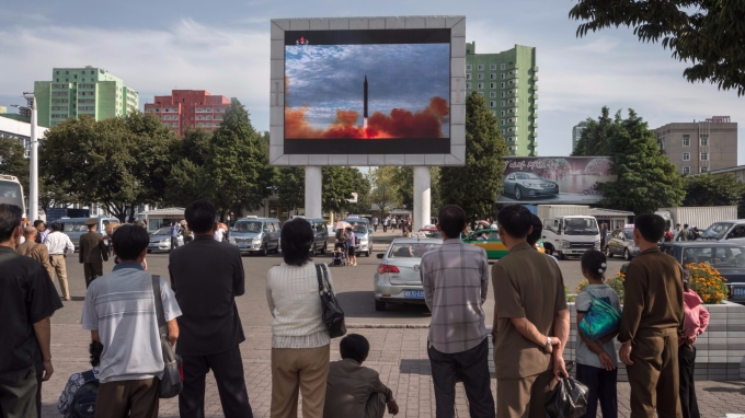 平壤市民 16 日聚集戶外電視牆前觀看導彈發射畫面。(AFP)