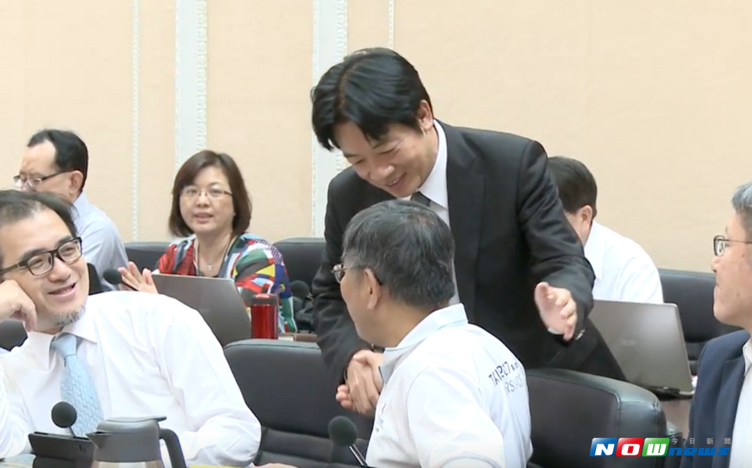 ▲行政院長賴清德在院會中，特地與台北市長柯文哲握手。（圖／行政院提供 , 2017.09.14）
