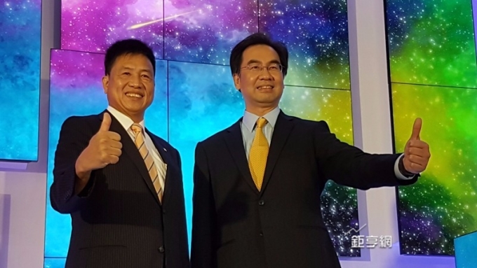 友達董事長長彭双浪(左)總經理蔡國新一致看好下半年市況健康。(鉅亨網記者楊伶雯攝)