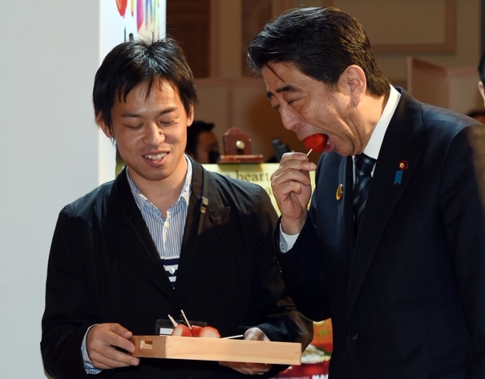 日本首相安倍吃草莓 / 圖：afp