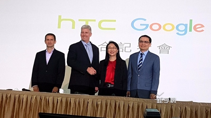 宏達電董事長王雪紅(右二)與Google硬體資深副總裁Rick Osterloh(左二)出席記者會說明。(鉅亨網記者楊伶雯攝)