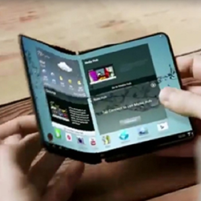 三星螢幕可完全折疊手機最快明年上市。（圖：取自網路） 