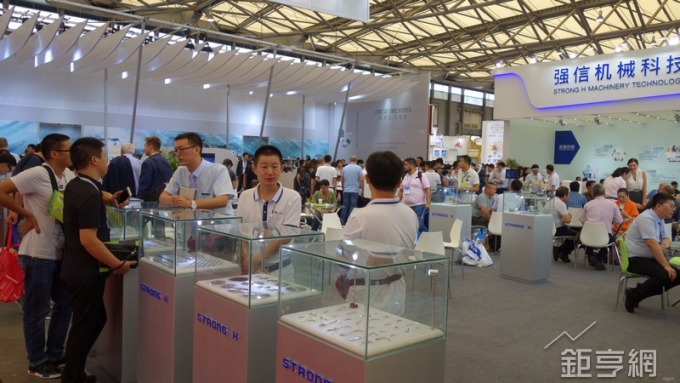 強信機械參加中國國際縫製設備展覽會，並租用320平方米面積的大型展位。(鉅亨網記者張欽發攝)