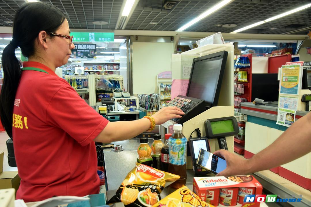 ▲有了行動支付，買東西只要手機嗶一下即完成付款。（圖／NOWnews攝影中心）