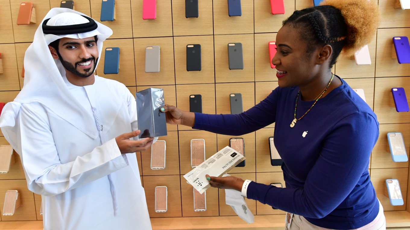 Айфон 14 в дубае. Дубайский айфон. Apple iphone в Дубае. Apple Store в Дубае. Дубай Молл айфон 13.