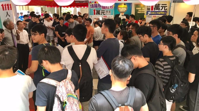 1111人力銀行前進新竹清華大學，替科技大廠尋覓研發替代役優秀人才。(圖：1111人力銀行提供)