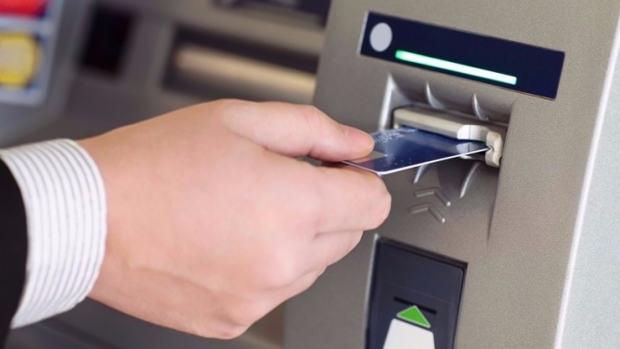 從ATM提款要心算一下手續費      （圖:AFP）