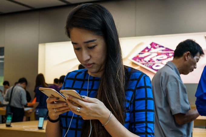 中國消費者比較蘋果新機 iPhone 8 。(AFP) 