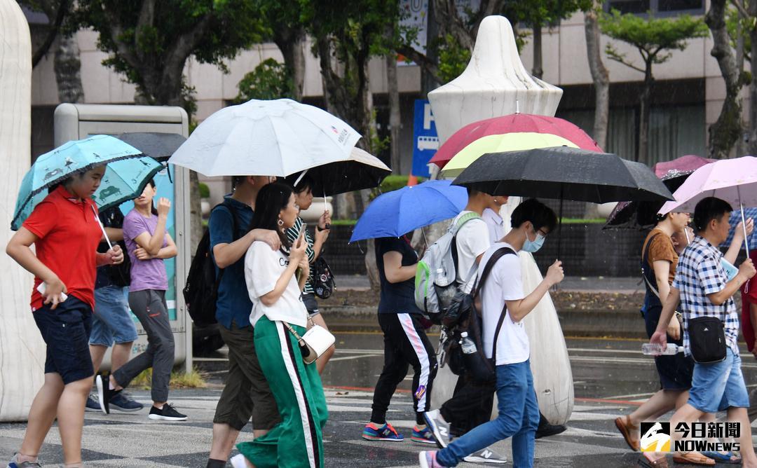 ▲中央氣象局在今(9)日清晨持續針對北部、東部，以及恆春半島等7個縣市發布豪雨、大雨特報。（圖／NOWnews）