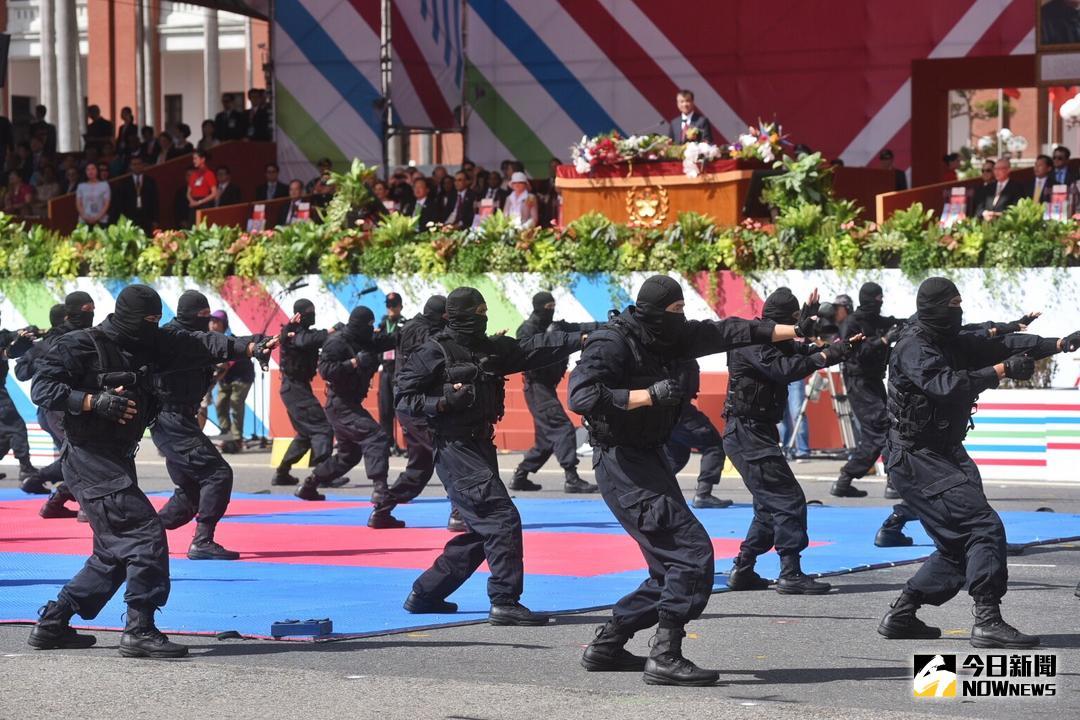 ▲由陸軍、海軍及憲兵所組成的聯合特勤隊，10日在國慶大會中，擔綱「反恐精英、武動乾坤」的戰技操演，展現國軍將士的精神與榮譽。（圖／記者陳明安攝 , 2017.10.10）